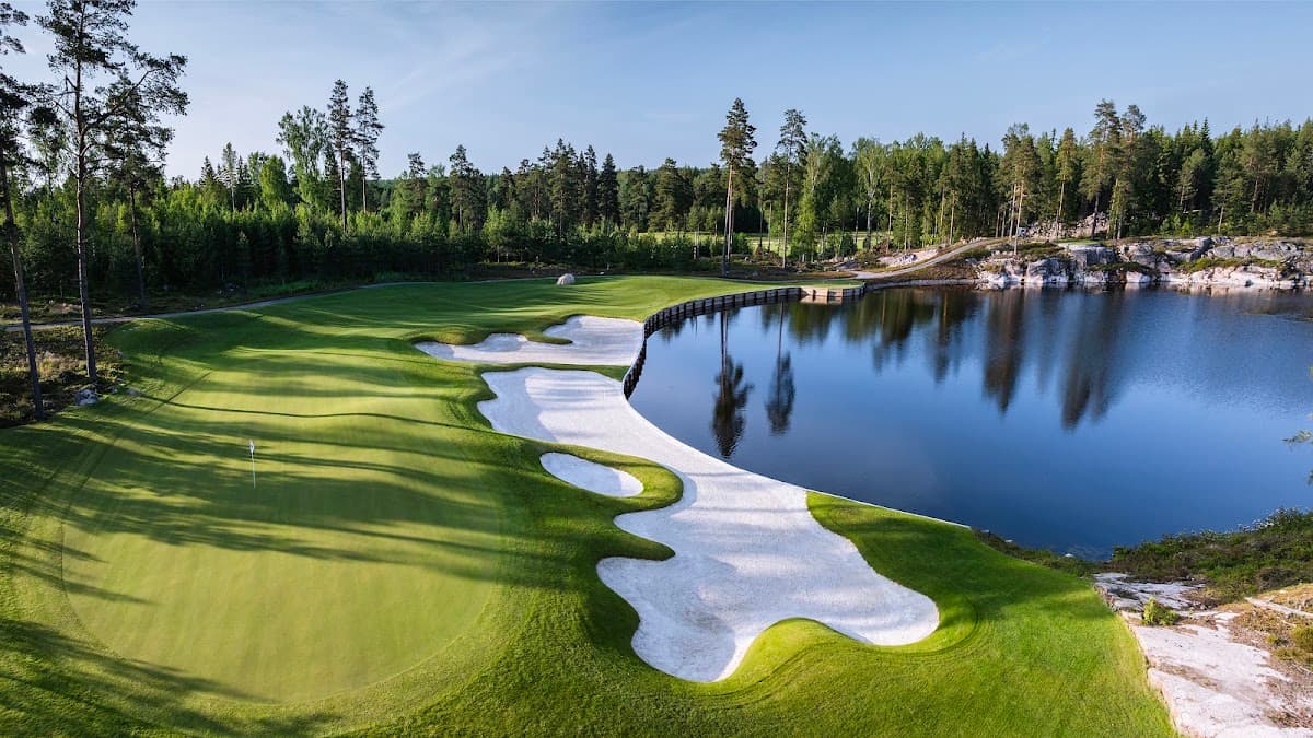 Lakeside golf hole at Rock Golf